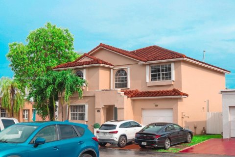 House in Miami, Florida 4 bedrooms, 190.64 sq.m. № 1242049 - photo 1