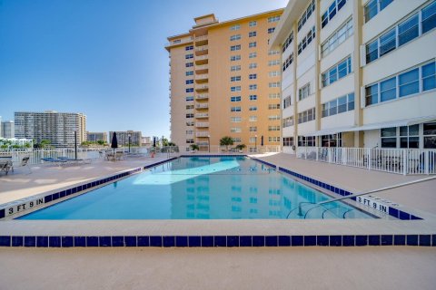 Condominio en venta en Hallandale Beach, Florida, 2 dormitorios, 116.13 m2 № 1221598 - foto 7