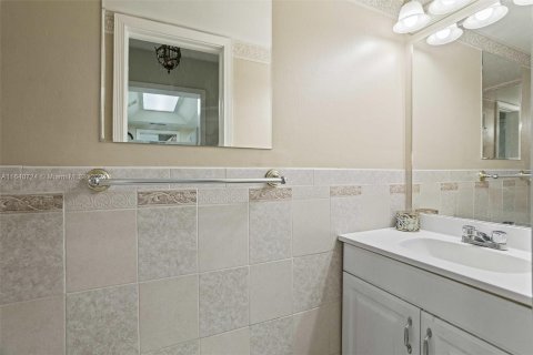 Condo in Hialeah, Florida, 2 bedrooms  № 1321236 - photo 11