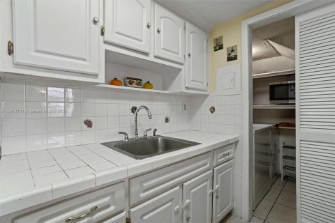 Condo in Hialeah, Florida, 2 bedrooms  № 1321236 - photo 9