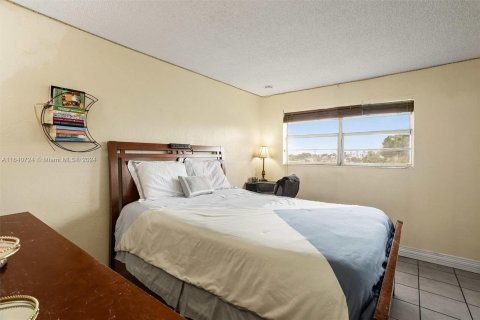 Condo in Hialeah, Florida, 2 bedrooms  № 1321236 - photo 6