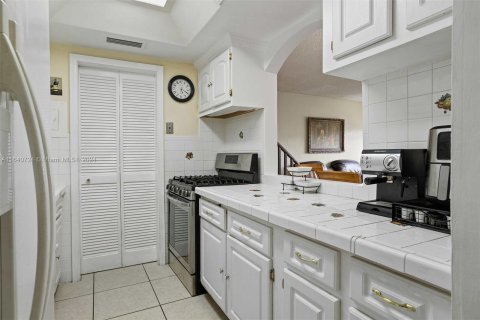 Condo in Hialeah, Florida, 2 bedrooms  № 1321236 - photo 8