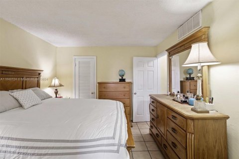 Condo in Hialeah, Florida, 2 bedrooms  № 1321236 - photo 3