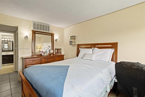 Condo in Hialeah, Florida, 2 bedrooms  № 1321236 - photo 7