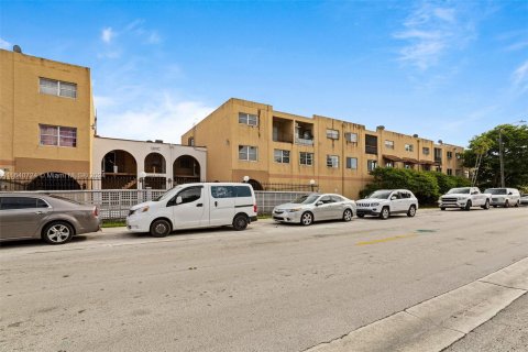 Condo in Hialeah, Florida, 2 bedrooms  № 1321236 - photo 27