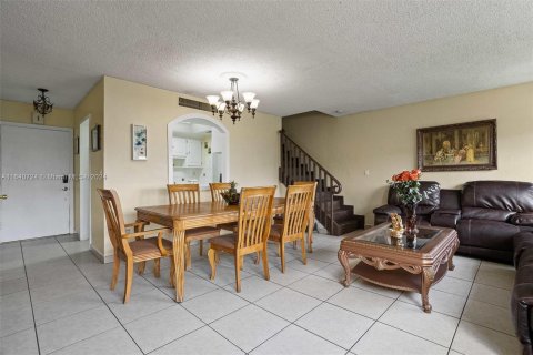 Condo in Hialeah, Florida, 2 bedrooms  № 1321236 - photo 14