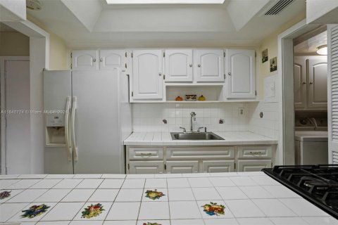 Condo in Hialeah, Florida, 2 bedrooms  № 1321236 - photo 10