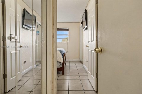 Condo in Hialeah, Florida, 2 bedrooms  № 1321236 - photo 12