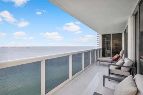 Condo in Hallandale Beach, Florida, 3 bedrooms  № 1422948 - photo 3