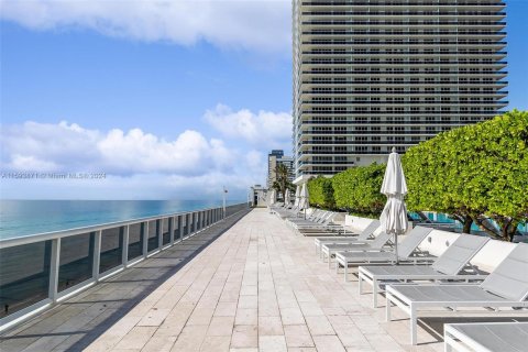 Condo in Hallandale Beach, Florida, 3 bedrooms  № 1422948 - photo 30