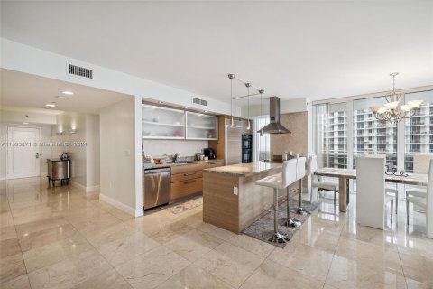 Condo in Hallandale Beach, Florida, 3 bedrooms  № 1422948 - photo 13