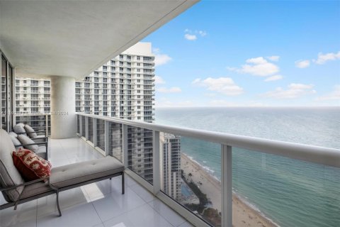 Condo in Hallandale Beach, Florida, 3 bedrooms  № 1422948 - photo 1