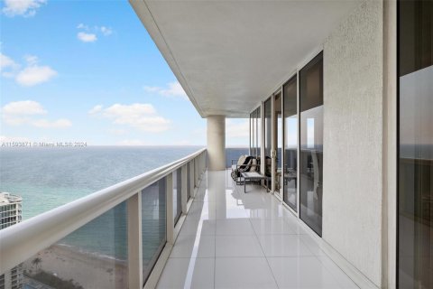 Condo in Hallandale Beach, Florida, 3 bedrooms  № 1422948 - photo 4