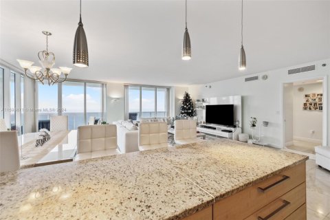 Condo in Hallandale Beach, Florida, 3 bedrooms  № 1422948 - photo 9