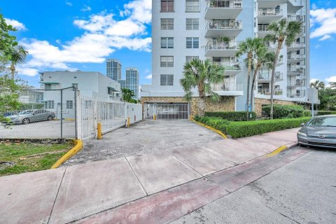 Condo in Miami Beach, Florida, 1 bedroom  № 1422949 - photo 20