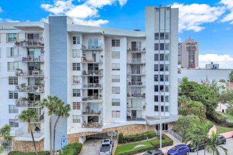 Condo in Miami Beach, Florida, 1 bedroom  № 1422949 - photo 17