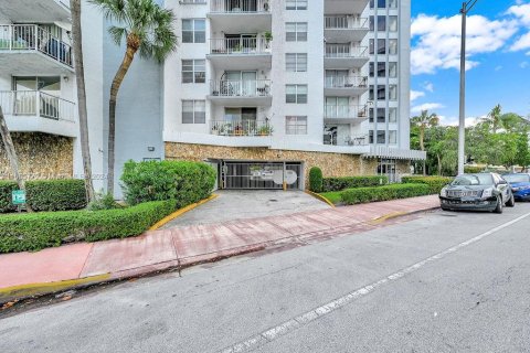 Condo in Miami Beach, Florida, 1 bedroom  № 1422949 - photo 22