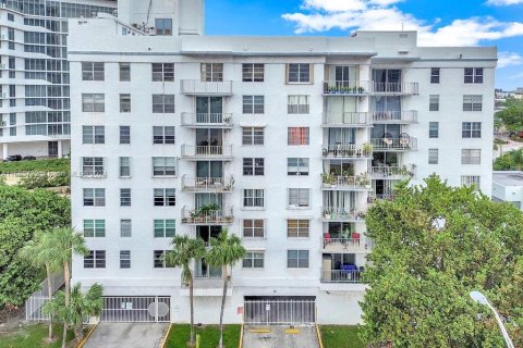 Condo in Miami Beach, Florida, 1 bedroom  № 1422949 - photo 18