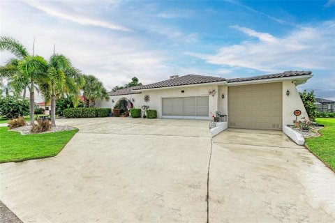 Villa ou maison à vendre à Punta Gorda, Floride: 2 chambres, 219.81 m2 № 1307170 - photo 3