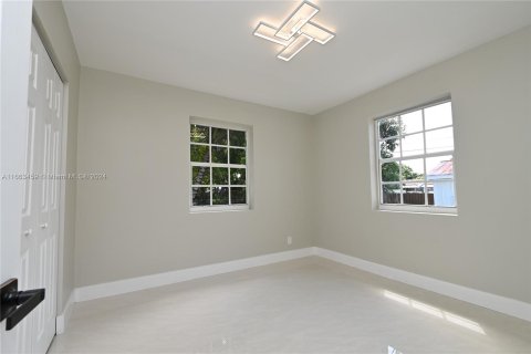 House in Miami, Florida 5 bedrooms, 236.44 sq.m. № 1372903 - photo 9