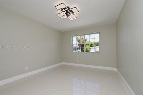 House in Miami, Florida 5 bedrooms, 236.44 sq.m. № 1372903 - photo 4