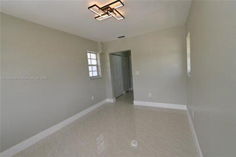 House in Miami, Florida 5 bedrooms, 236.44 sq.m. № 1372903 - photo 28