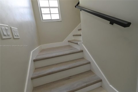 Casa en venta en Miami, Florida, 5 dormitorios, 236.44 m2 № 1372903 - foto 25