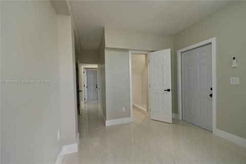 Casa en venta en Miami, Florida, 5 dormitorios, 236.44 m2 № 1372903 - foto 21