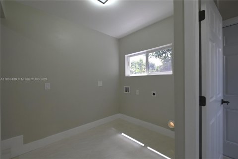 House in Miami, Florida 5 bedrooms, 236.44 sq.m. № 1372903 - photo 16