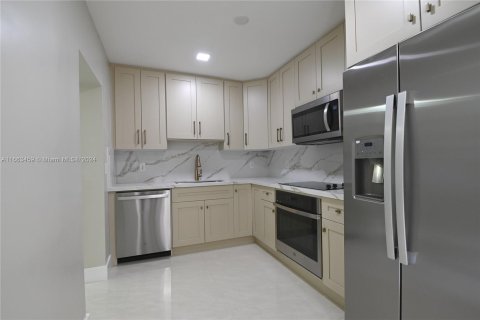 Casa en venta en Miami, Florida, 5 dormitorios, 236.44 m2 № 1372903 - foto 12