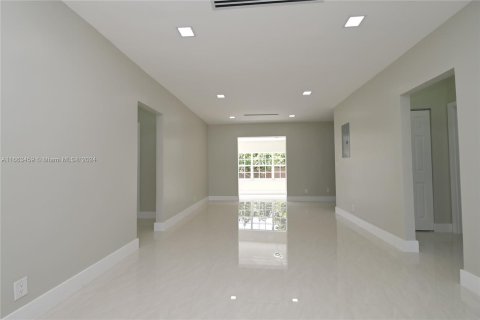 House in Miami, Florida 5 bedrooms, 236.44 sq.m. № 1372903 - photo 2