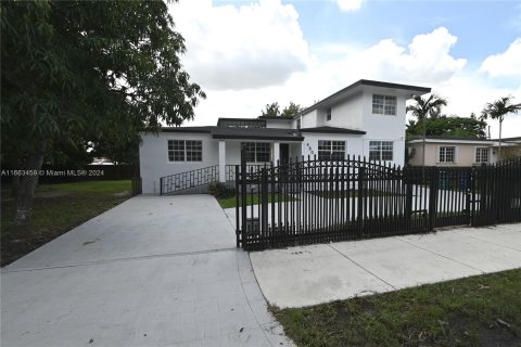 Villa ou maison à vendre à Miami, Floride: 5 chambres, 236.44 m2 № 1372903 - photo 1