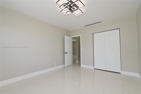 House in Miami, Florida 5 bedrooms, 236.44 sq.m. № 1372903 - photo 5