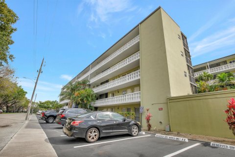 Condo in Hollywood, Florida, 2 bedrooms  № 1059002 - photo 25