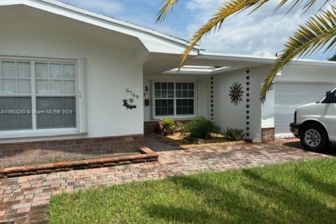 Casa en venta en Miramar, Florida, 3 dormitorios, 148.55 m2 № 1370705 - foto 1