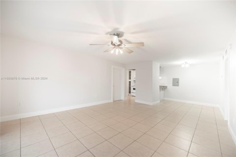 Condo in Miami, Florida, 1 bedroom  № 1333351 - photo 9