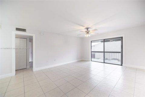 Condo in Miami, Florida, 1 bedroom  № 1333351 - photo 4