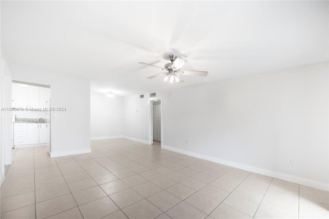 Condo in Miami, Florida, 1 bedroom  № 1333351 - photo 8