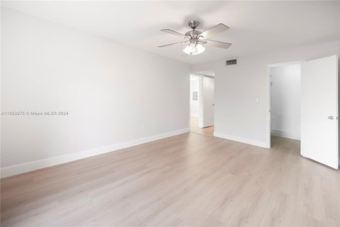 Condo in Miami, Florida, 1 bedroom  № 1333351 - photo 16