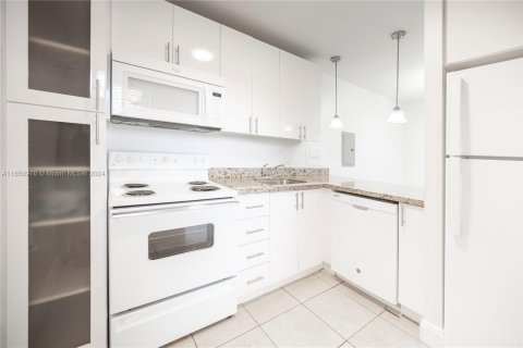 Condo in Miami, Florida, 1 bedroom  № 1333351 - photo 12