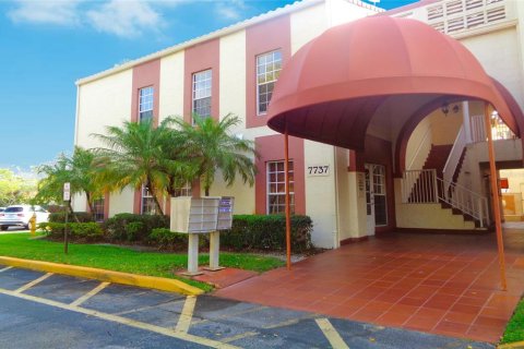 Propiedad comercial en venta en Tamarac, Florida № 1266815 - foto 1