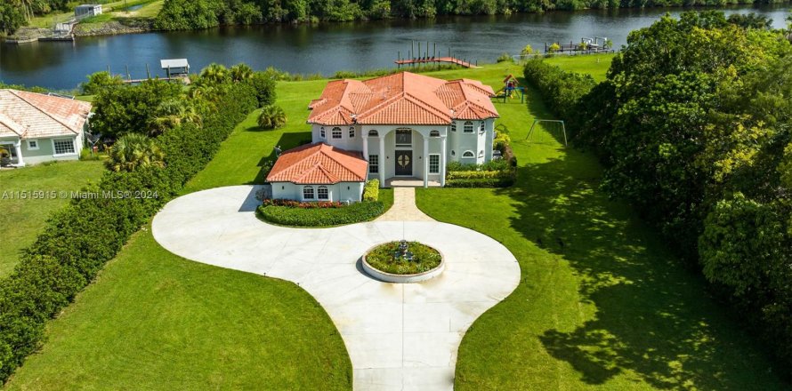 Villa ou maison à Palm City, Floride 9 chambres, 458.84 m2 № 1095304