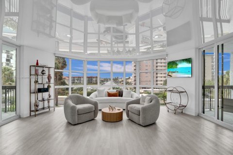 Condominio en venta en Hillsboro Beach, Florida, 2 dormitorios, 195.09 m2 № 1019726 - foto 1