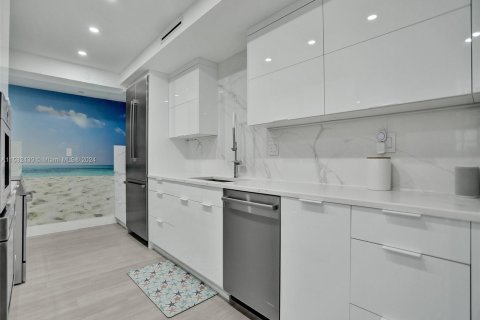 Condominio en venta en Hillsboro Beach, Florida, 2 dormitorios, 195.09 m2 № 1019726 - foto 18