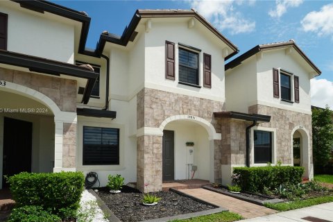 Adosado en venta en Hialeah, Florida, 3 dormitorios, 131.18 m2 № 1372842 - foto 2