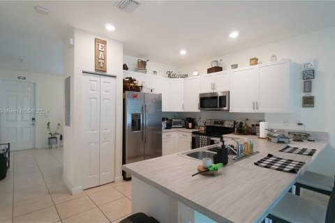 Adosado en venta en Hialeah, Florida, 3 dormitorios, 131.18 m2 № 1372842 - foto 6