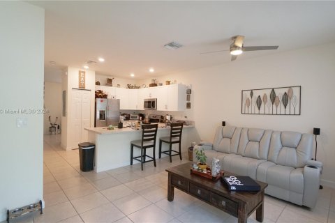 Adosado en venta en Hialeah, Florida, 3 dormitorios, 131.18 m2 № 1372842 - foto 12