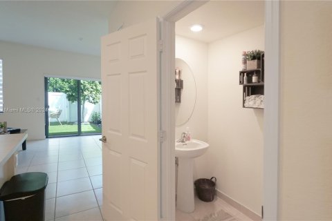 Adosado en venta en Hialeah, Florida, 3 dormitorios, 131.18 m2 № 1372842 - foto 9