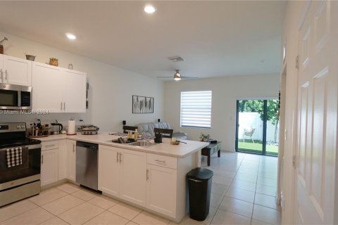 Adosado en venta en Hialeah, Florida, 3 dormitorios, 131.18 m2 № 1372842 - foto 5