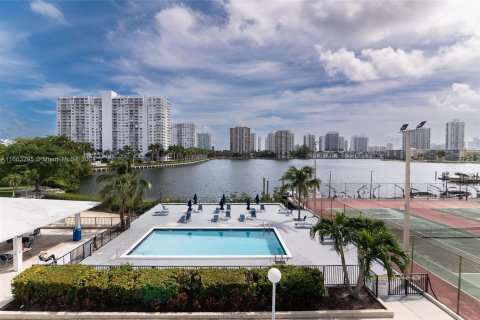 Condo in Aventura, Florida, 1 bedroom  № 1372841 - photo 18